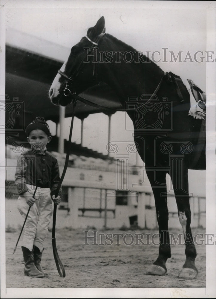 Load image into Gallery viewer, 1938 Press Photo Ralph Lindsay age 4 son of jockey Jack Lindsay in LA

