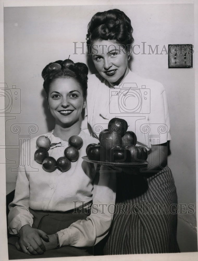 Load image into Gallery viewer, 1946 Press Photo Paulin Benson &amp; Eugenece Bauerle for National Apple Week
