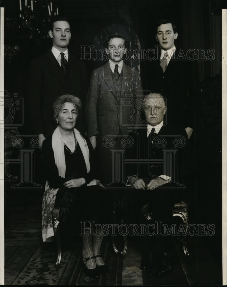Load image into Gallery viewer, 1928 Press Photo Dean of Diplomat Corps Sir Esme Howard &amp; family - nex99440
