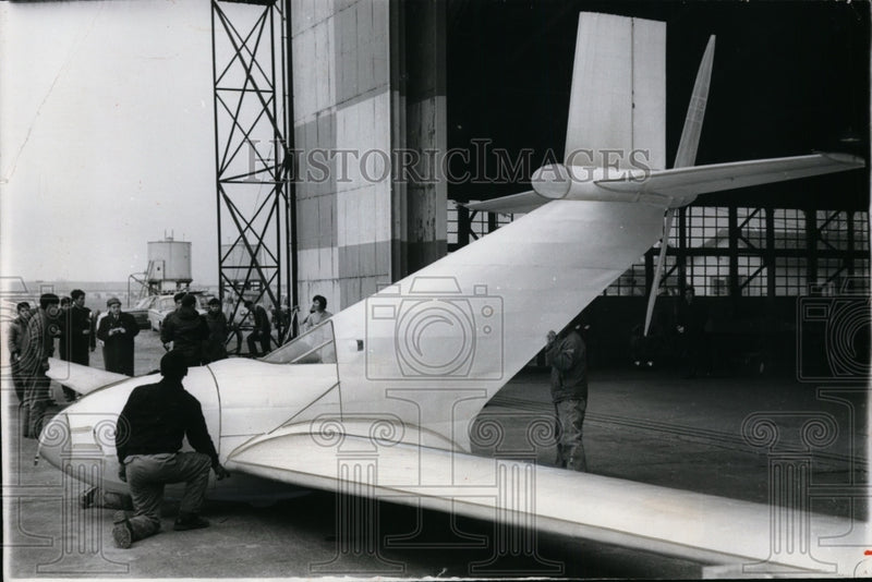 Load image into Gallery viewer, 1966 Press Photo Linnet plane that flys minus fuel &amp; an engine - nex99453
