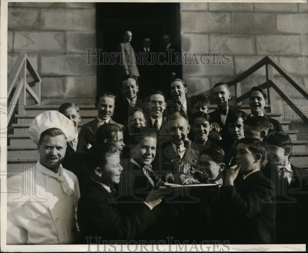 1927 Press Photo Vice President Charles Dawes & Senate page boys in DC