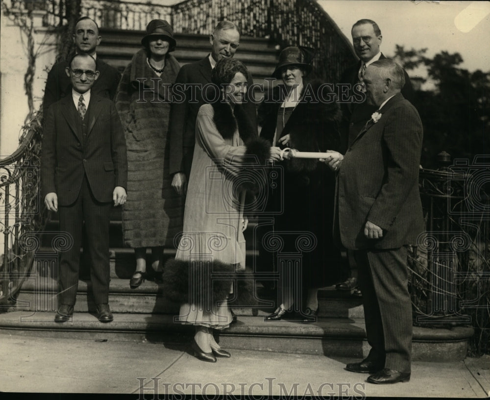 1925 Press Photo George P Peet & Vt fur dealers & Mrs Coolidge in Seal coat