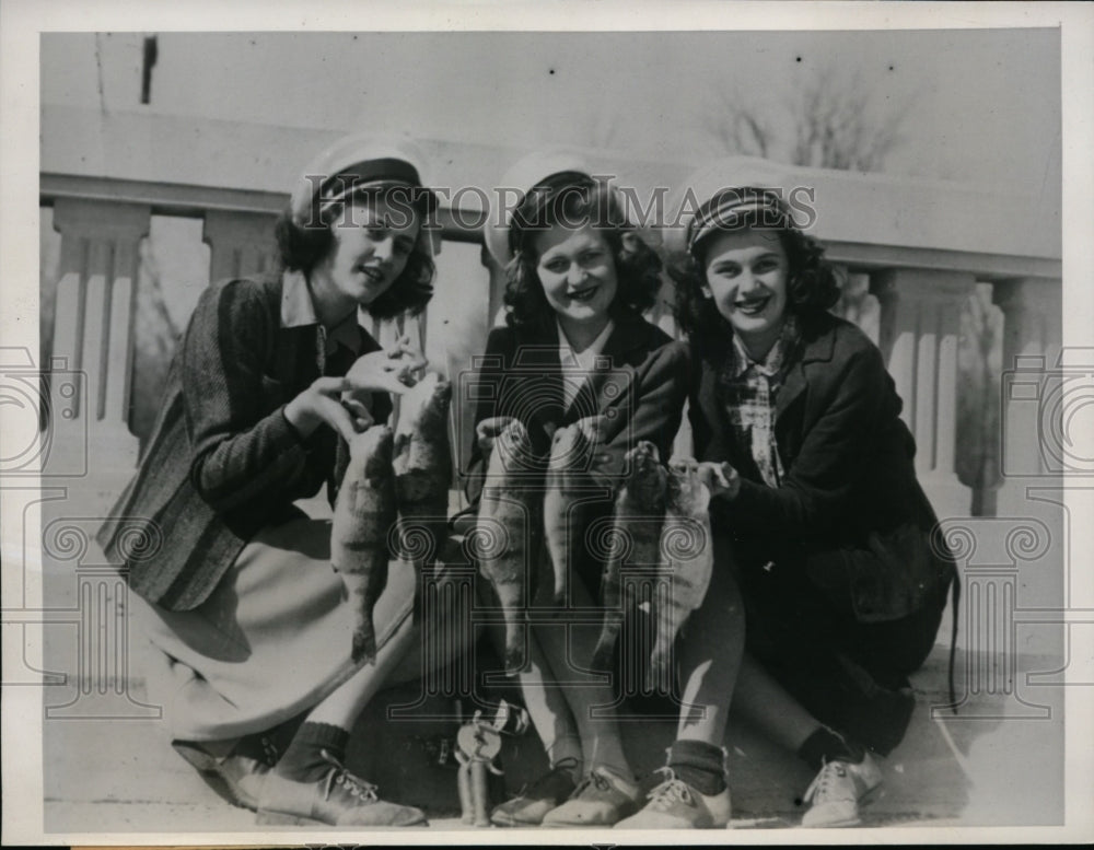 1940 Press Photo Betty Gray A Marshall H Getchell Perch Fishing Thunder River
