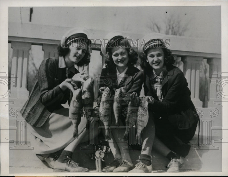 Load image into Gallery viewer, 1940 Press Photo Betty Gray A Marshall H Getchell Perch Fishing Thunder River
