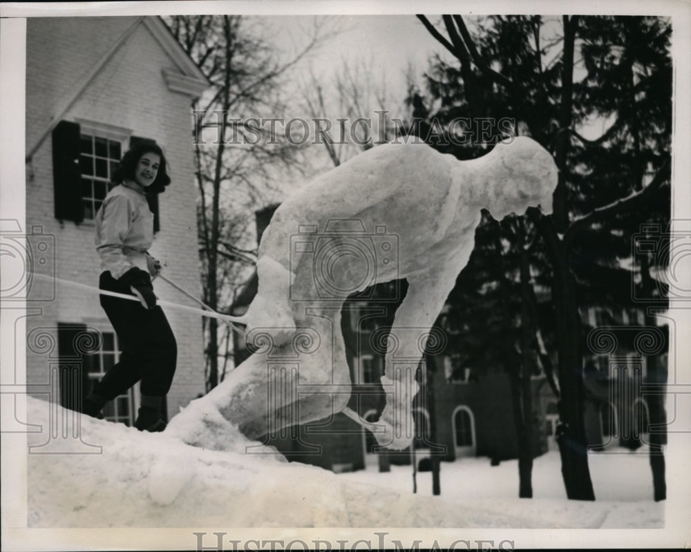 1941 Press Photo Cornelia Wales with Ice Statue Heydie II at Dartmouth College