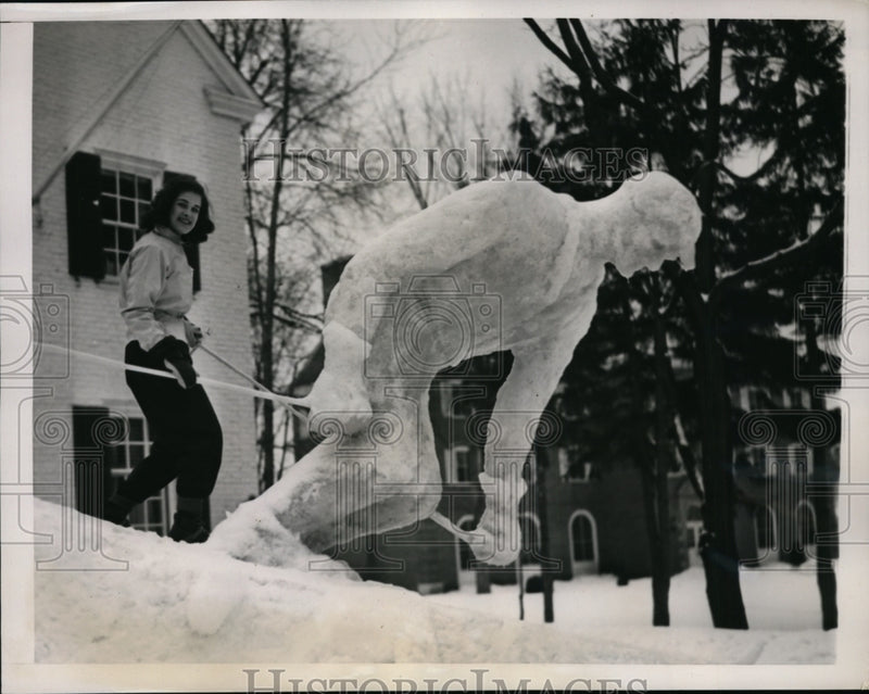 Load image into Gallery viewer, 1941 Press Photo Cornelia Wales with Ice Statue Heydie II at Dartmouth College

