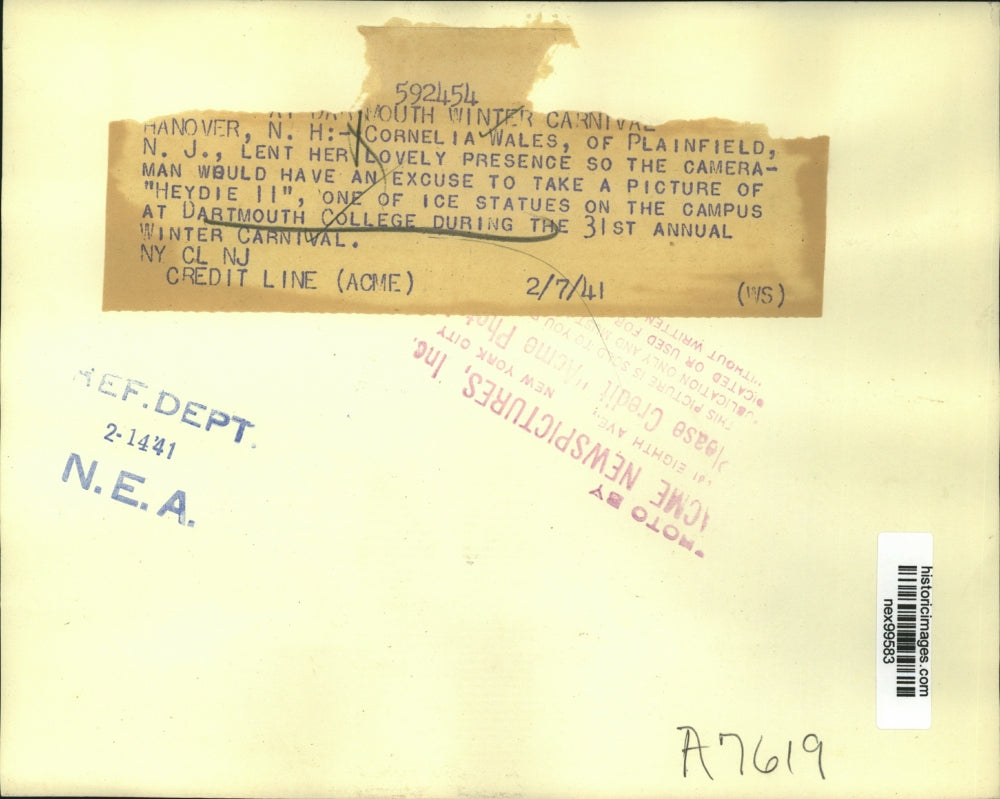 1941 Press Photo Cornelia Wales with Ice Statue Heydie II at Dartmouth College