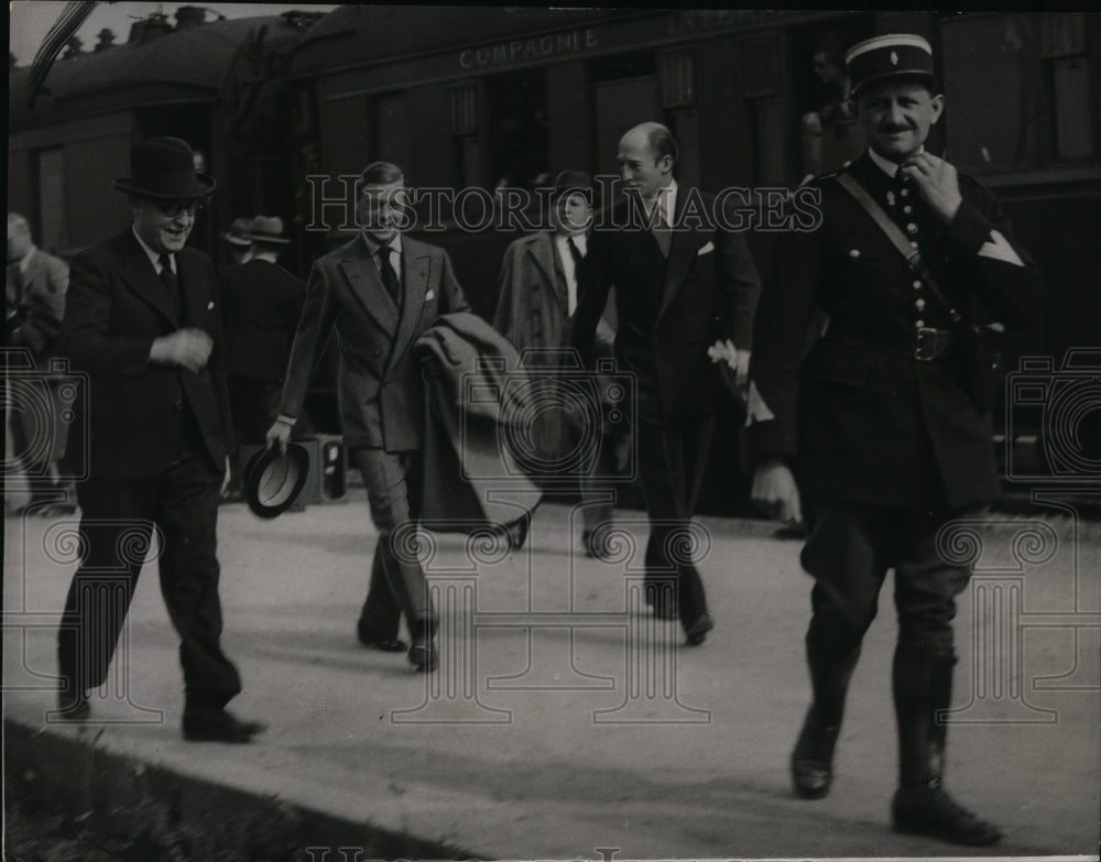 1937 Press Photo Duke of Windsor arrives at Vernouil l'Etang France - nex99598