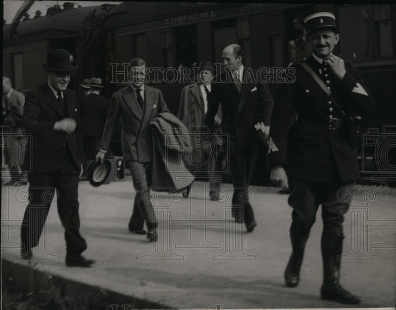 Load image into Gallery viewer, 1937 Press Photo Duke of Windsor arrives at Vernouil l'Etang France - nex99598

