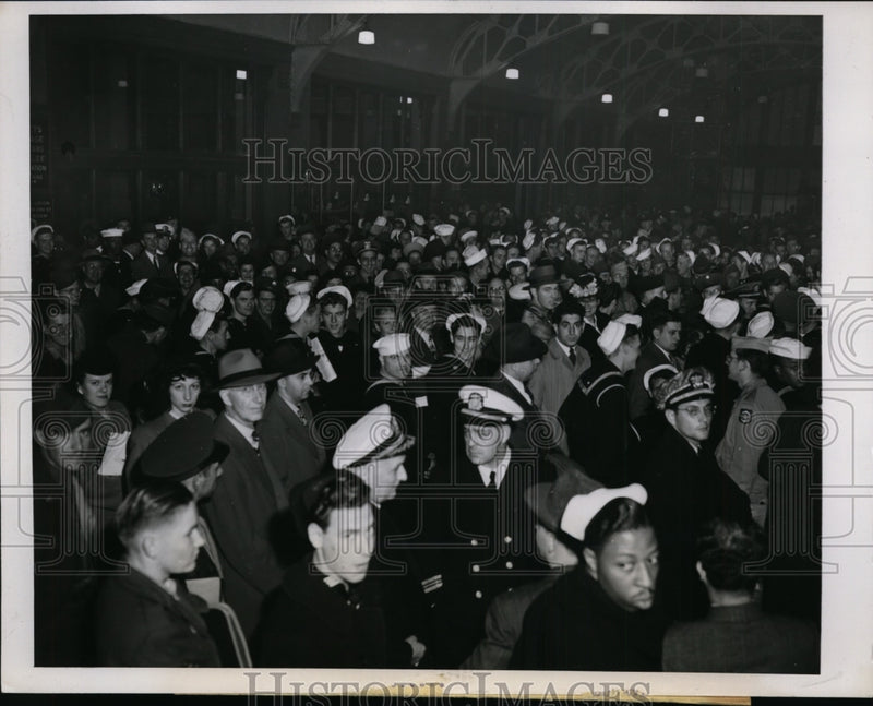 Load image into Gallery viewer, 1946 Press Photo Crowds at LaSalle Street train station Chicago as strike ends
