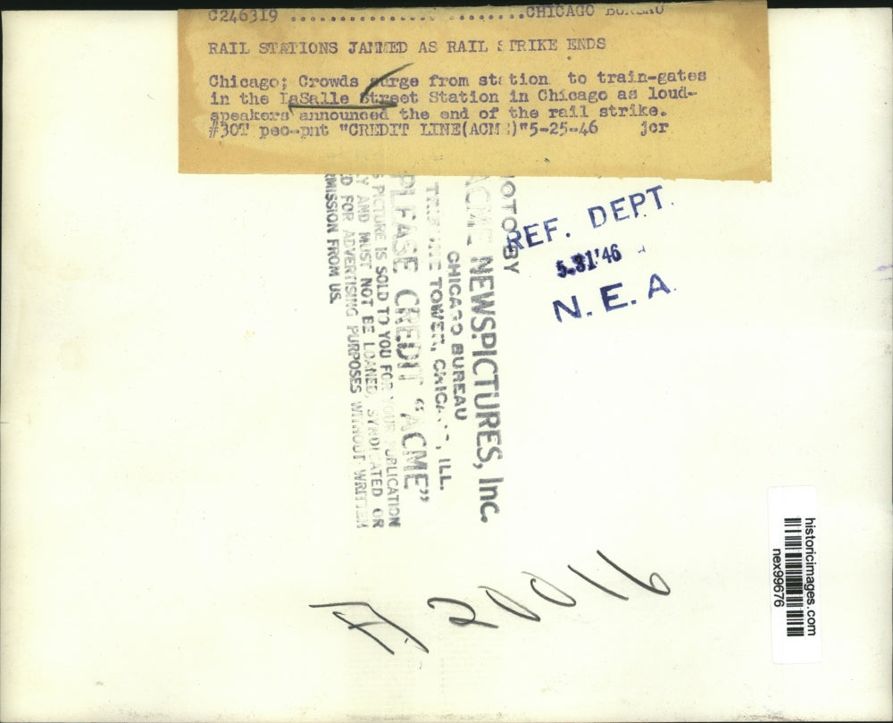 1946 Press Photo Crowds at LaSalle Street train station Chicago as strike ends