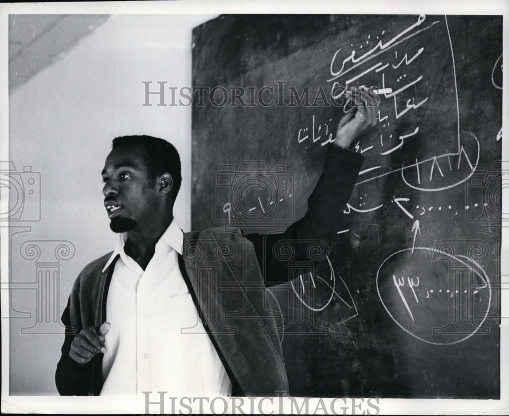 1968 Press Photo Instructor Abdullah Dualem at UNESCO scholl in Somali- Historic Images