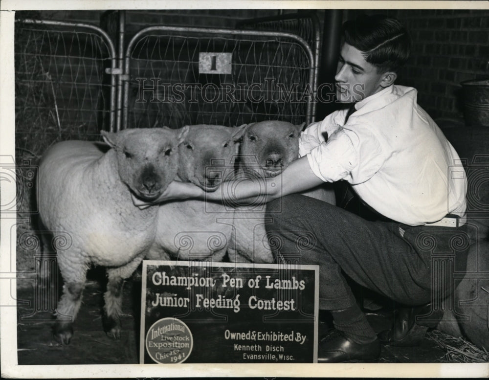 1941 Press Photo Kenneth Disch Age 16 & His Breed Grade Southdown Lambs