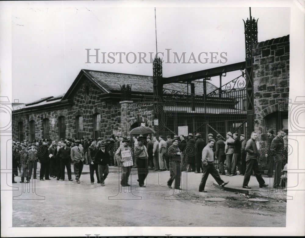 1948 Press Photo Pickets at Henry Dyson Co in Philadelphia PA steel strike