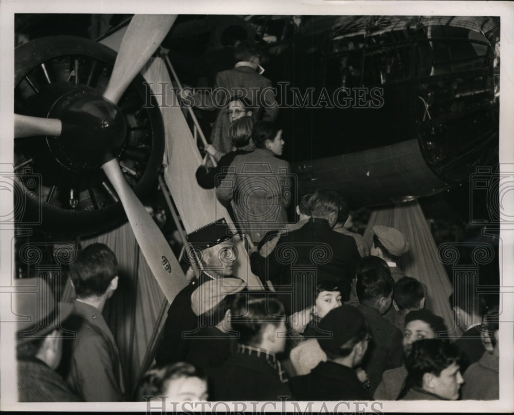 1938 Press Photo Visitors at 16th Aeronautical Expo at Paris France - nex99813