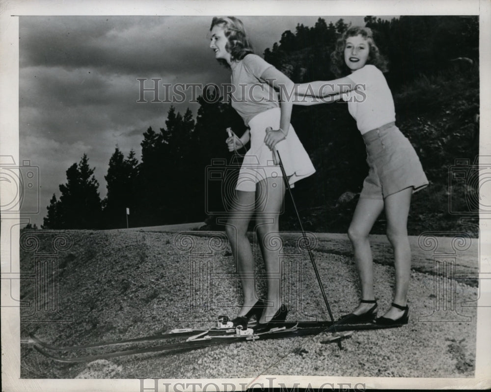 1945 Press Photo Betty McDonald & Jane Pike College Students at Pike Peak