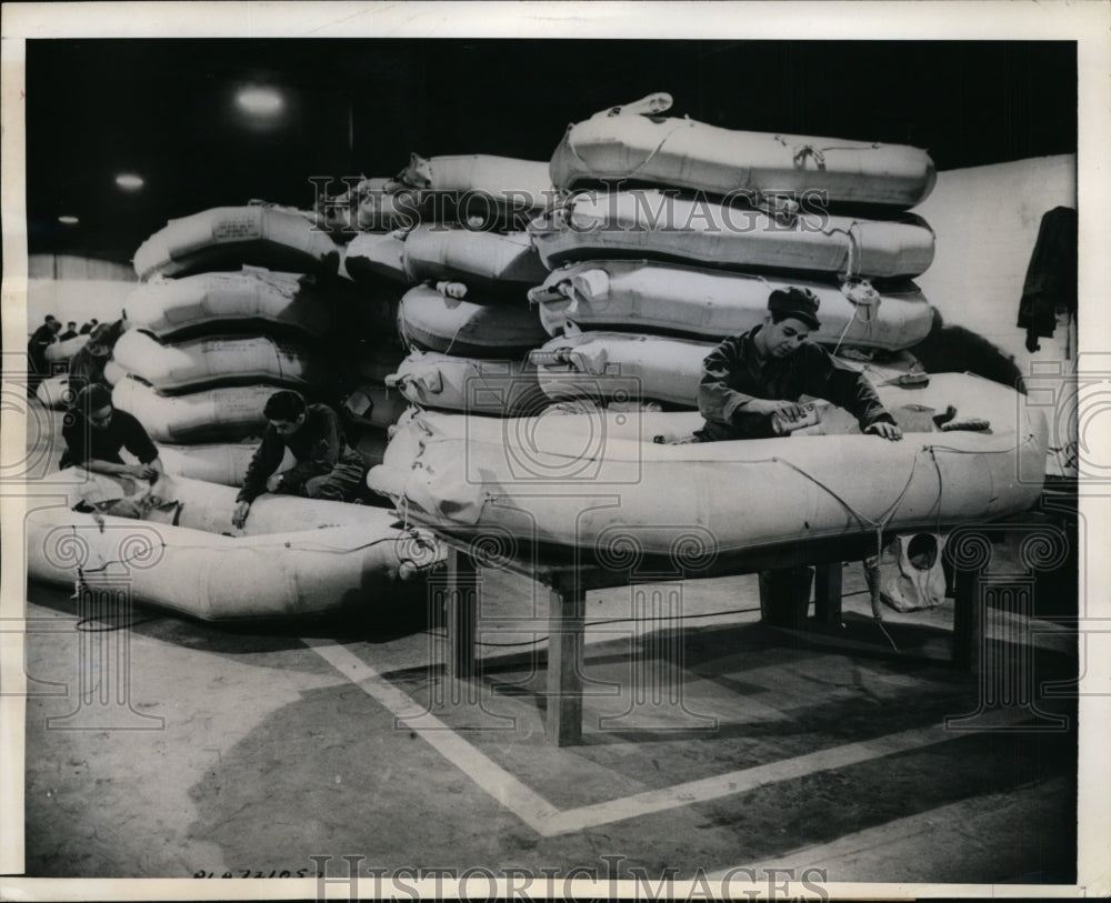 1944 Press Photo Servicemen with rafts at US base somewhere in Britain