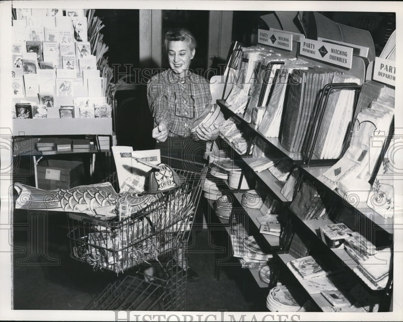 Load image into Gallery viewer, 1955 Press Photo Mrs Paul Hochman Running Her Party Business - ney00020
