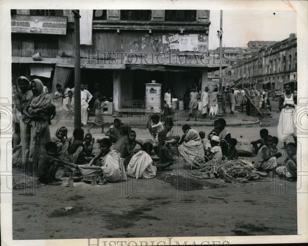 1942 Press Photo Calcutta's Homeless Starving Indians Huddle in Street