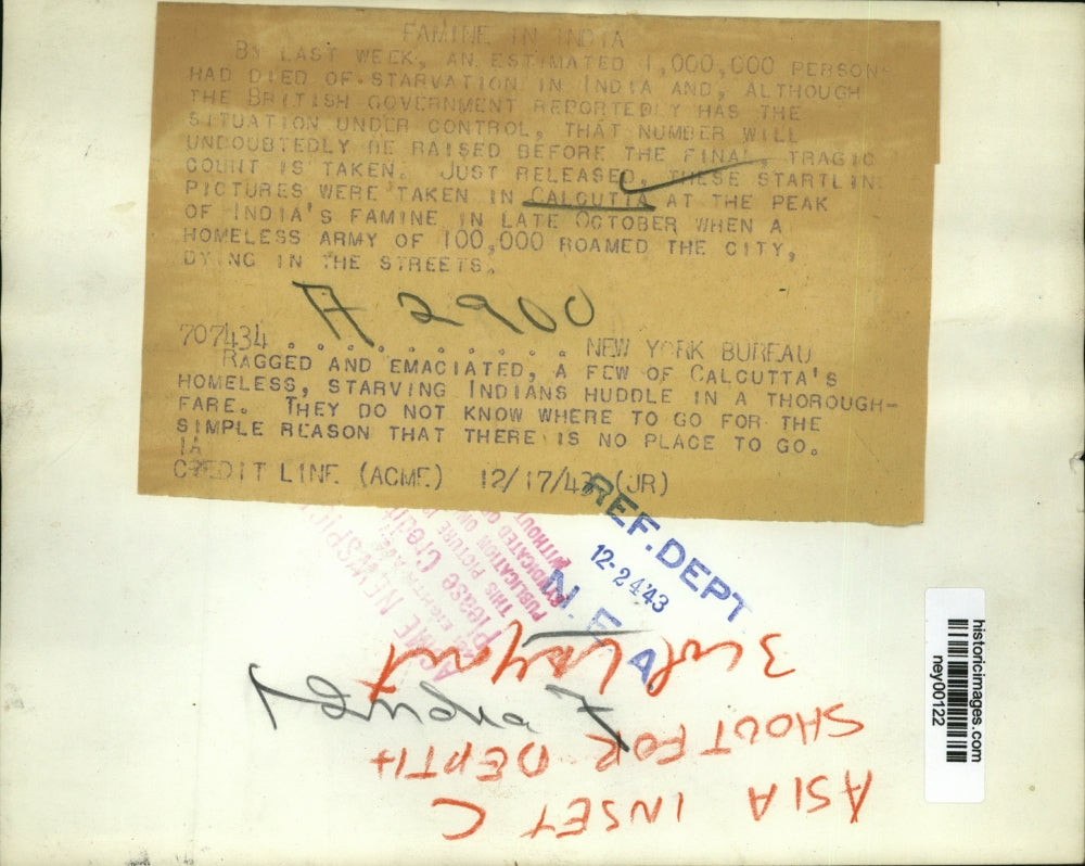 1942 Press Photo Calcutta's Homeless Starving Indians Huddle in Street