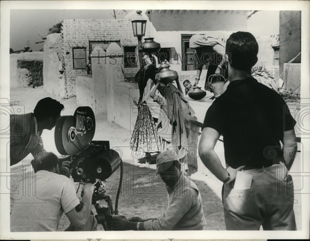 1955 Press Photo Scene of India by Chester Bowles Women at The Well - ney00127