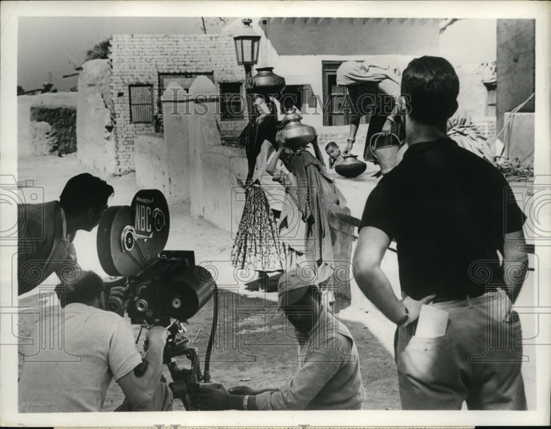 Load image into Gallery viewer, 1955 Press Photo Scene of India by Chester Bowles Women at The Well - ney00127
