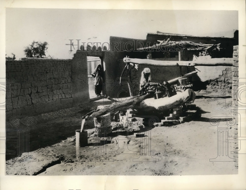 1934 Press Photo Village Water Well at Ruk Sind India Come From Miles for Water