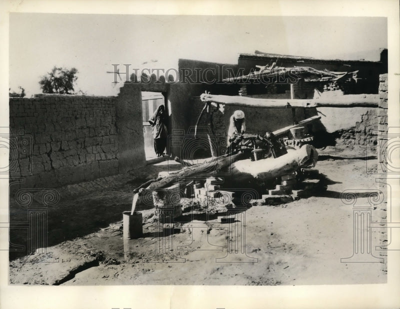 Load image into Gallery viewer, 1934 Press Photo Village Water Well at Ruk Sind India Come From Miles for Water
