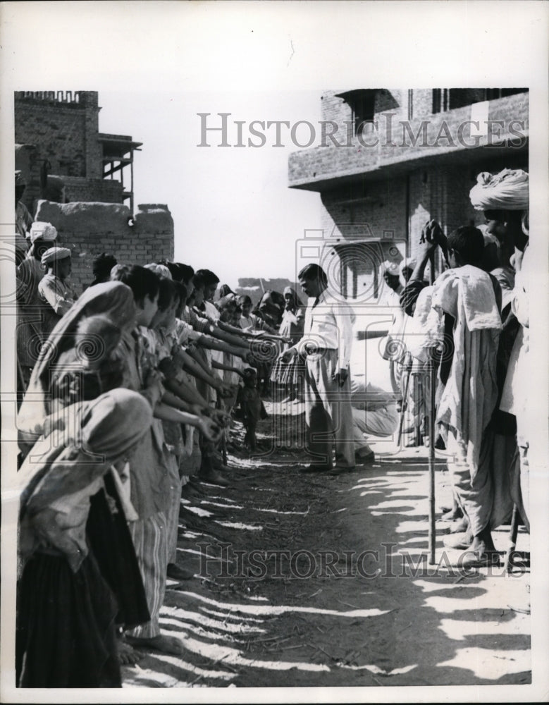 1956 Press Photo UNICEF Dr Sohan Lai Khosla Inspects Children Sachakhera India
