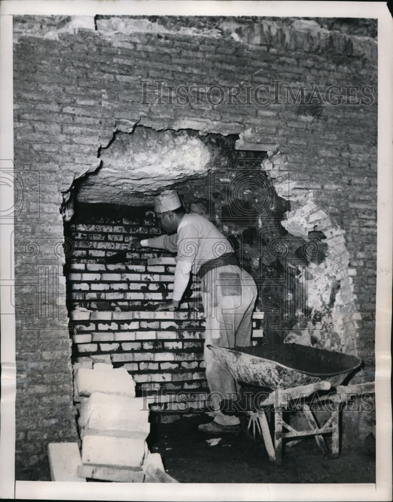 1950 Press Photo Vatican's 1000 Year Old Wall Being Repaired in Rome - ney00306