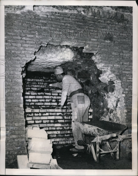 1950 Press Photo Vatican's 1000 Year Old Wall Being Repaired in Rome - ney00306