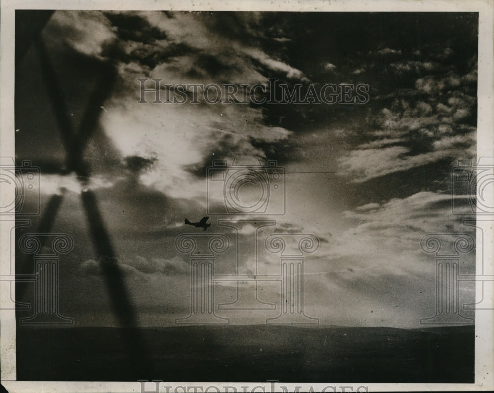 1935 Press Photo Sun Make Effort to Pierce Storm Clouds Surrey England