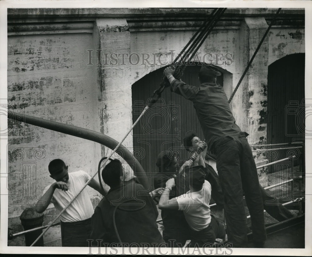 1952 Press Photo John Carroll University Heave Ho Cargo Rigging