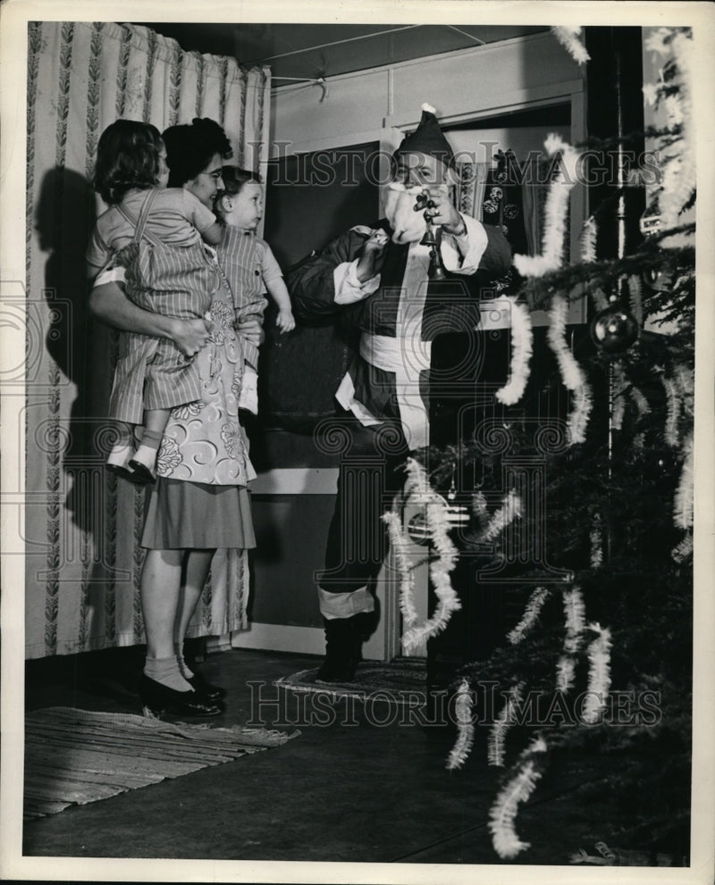 Load image into Gallery viewer, 1945 Press Photo Mother Hover &amp; 2 Children Santa Clause is At Their Door
