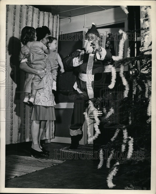 1945 Press Photo Mother Hover & 2 Children Santa Clause is At Their Door