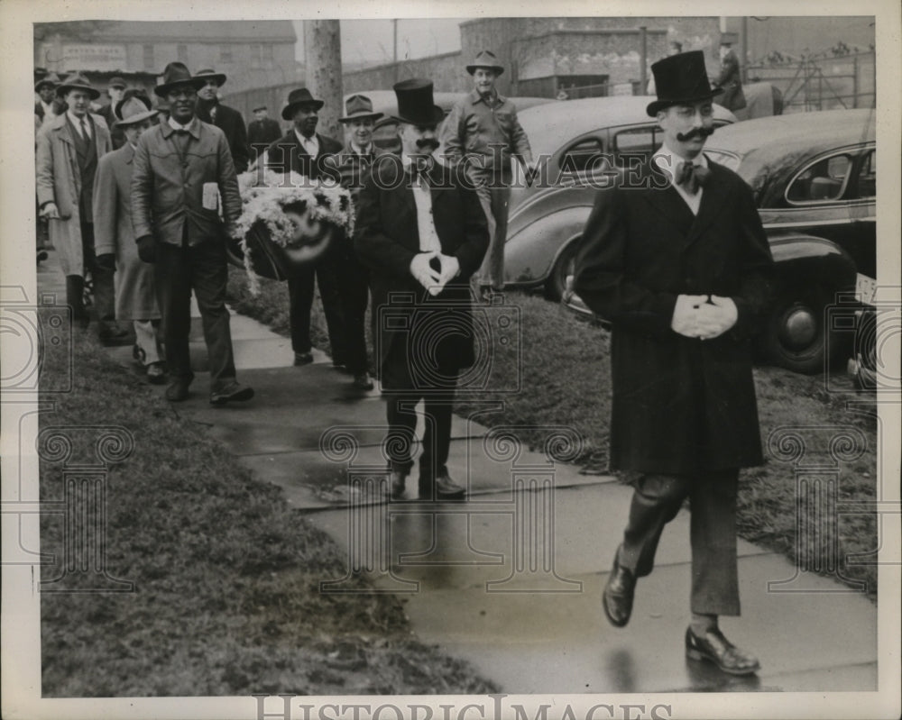 1946 Press Photo Westinghouse Strikers Bury Offer by Having Funeral for Offer