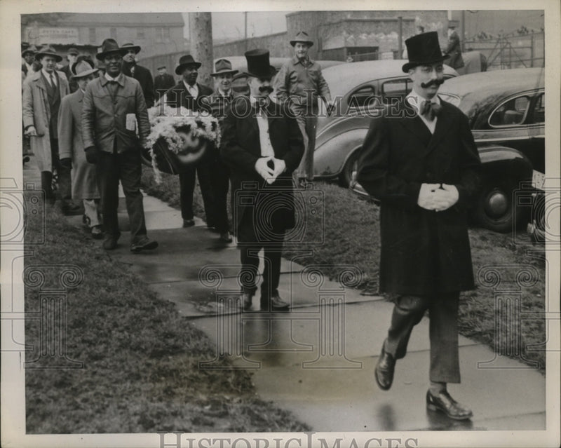 Load image into Gallery viewer, 1946 Press Photo Westinghouse Strikers Bury Offer by Having Funeral for Offer
