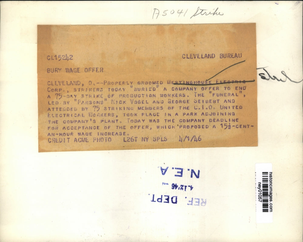 1946 Press Photo Westinghouse Strikers Bury Offer by Having Funeral for Offer