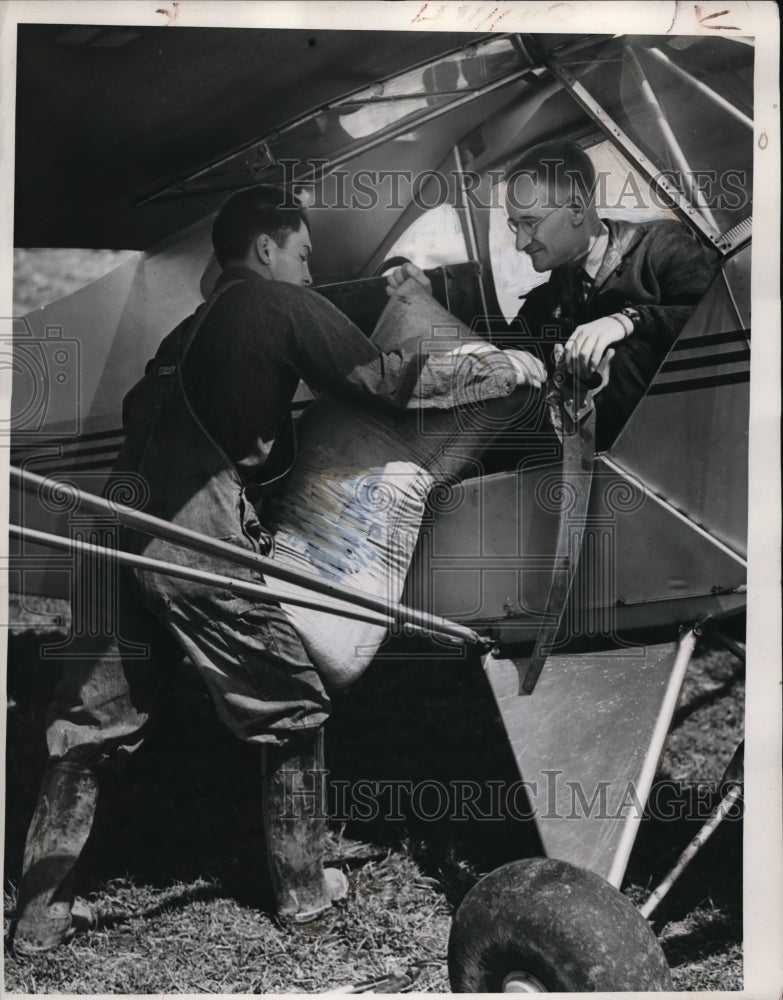 Load image into Gallery viewer, 1939 Press Photo Merle E Mason Flying Farmer &amp; Crew - ney01378
