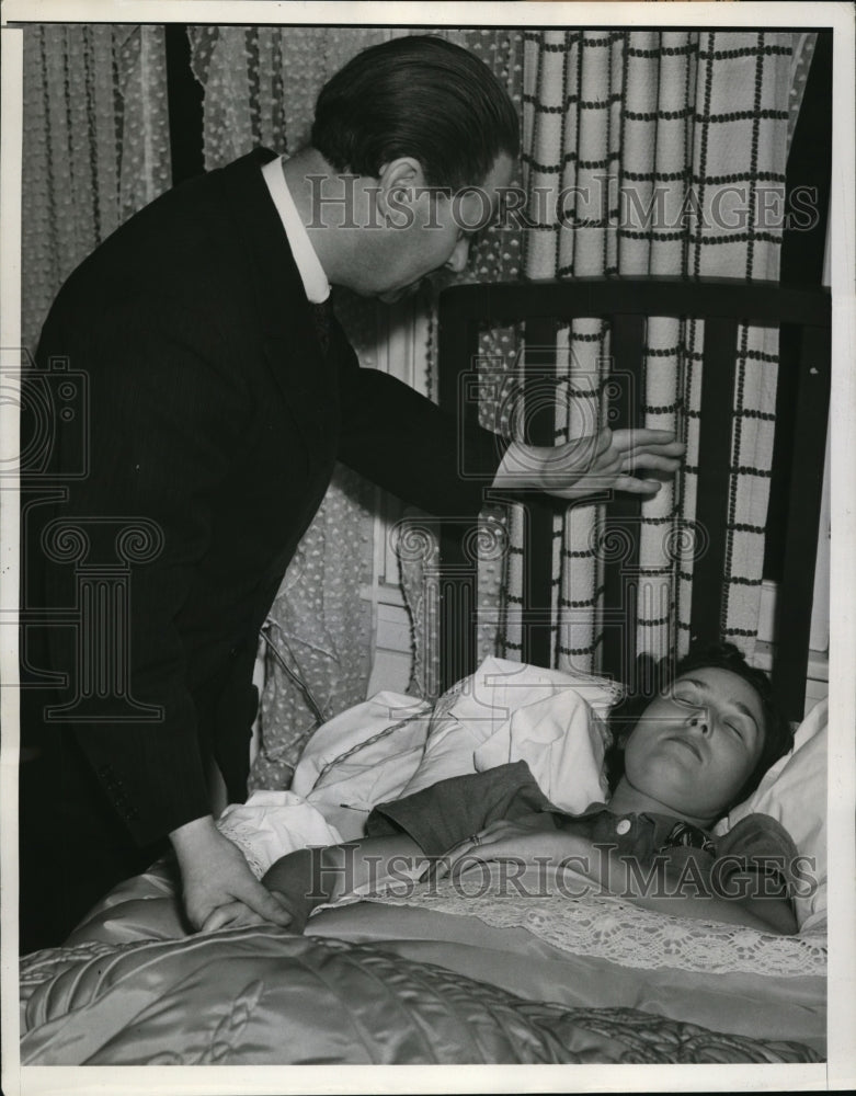 Load image into Gallery viewer, 1939 Press Photo Dr Gaynor hypnotizes Mrs Marie Mattersteig for delivery
