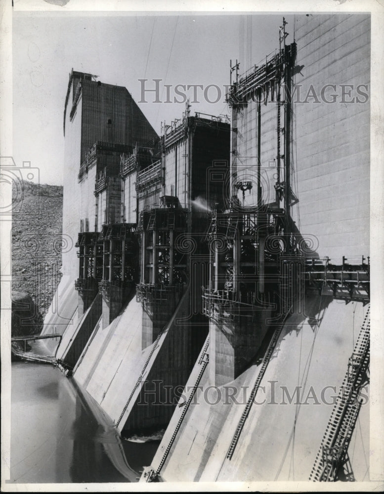 1943 Press Photo Concrete trashracks on back of Shasta Dam at Redding CA- Historic Images