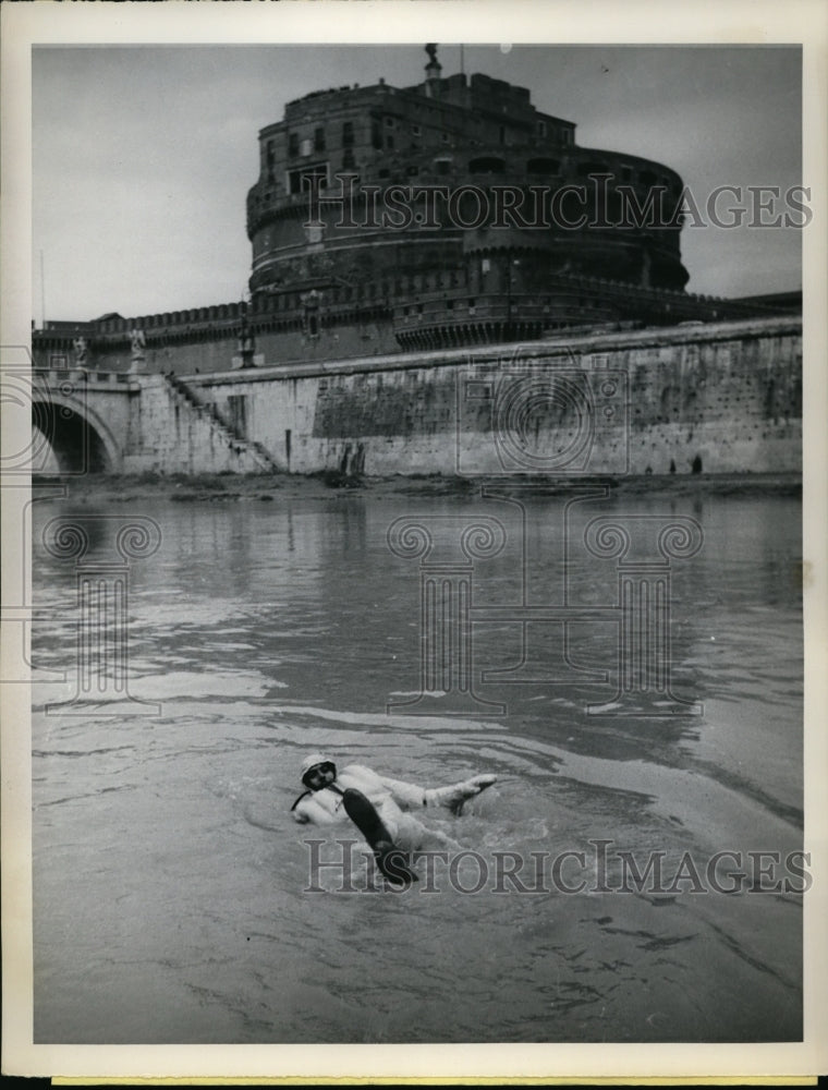 1964 Press Photo Libero Mainardi floats in Tiber River in Rome Italy - ney01526- Historic Images