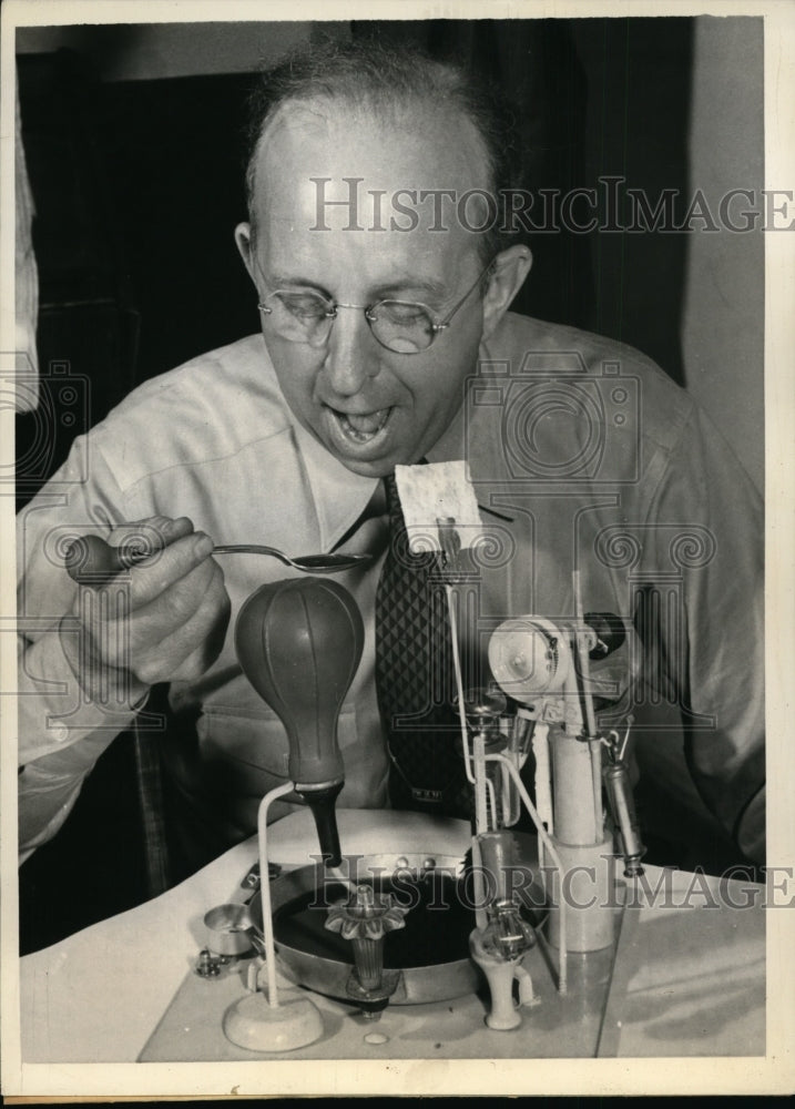 Load image into Gallery viewer, 1941 Press Photo WJ Haynes Kansas City Grain Broker &amp; Inventor - ney01543
