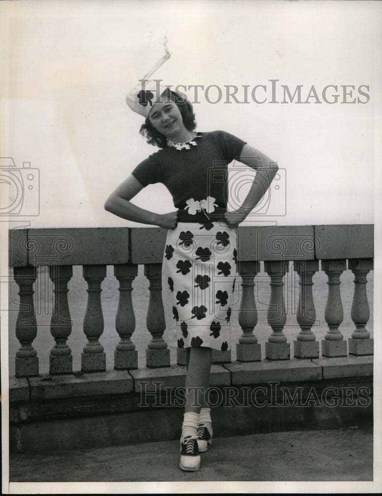 Load image into Gallery viewer, 1940 Press Photo Dorothy Helton in St Patricks Day Shamrock Skirt &amp; Hat Virginia
