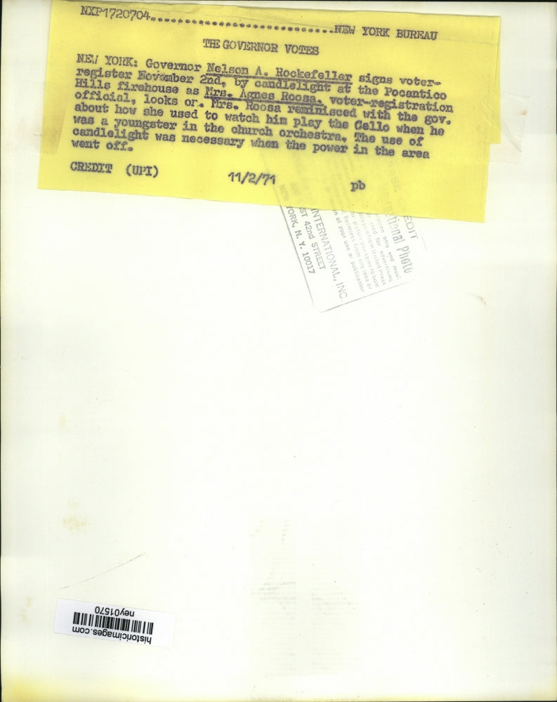 Load image into Gallery viewer, 1971 Press Photo Governor on NY Nelson Rockefeller Signs Voter Register
