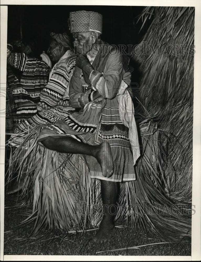 Load image into Gallery viewer, 1938 Press Photo Medicine Man Doctor Tiger at Palm Thatched Hut - ney01668
