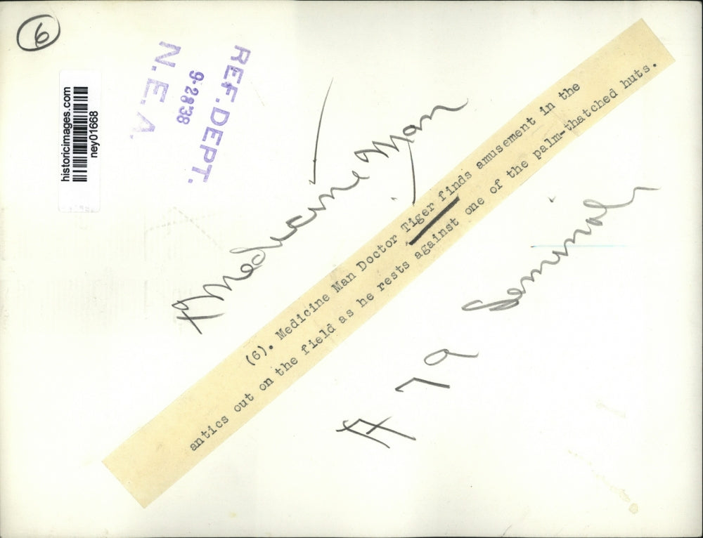 1938 Press Photo Medicine Man Doctor Tiger at Palm Thatched Hut - ney01668