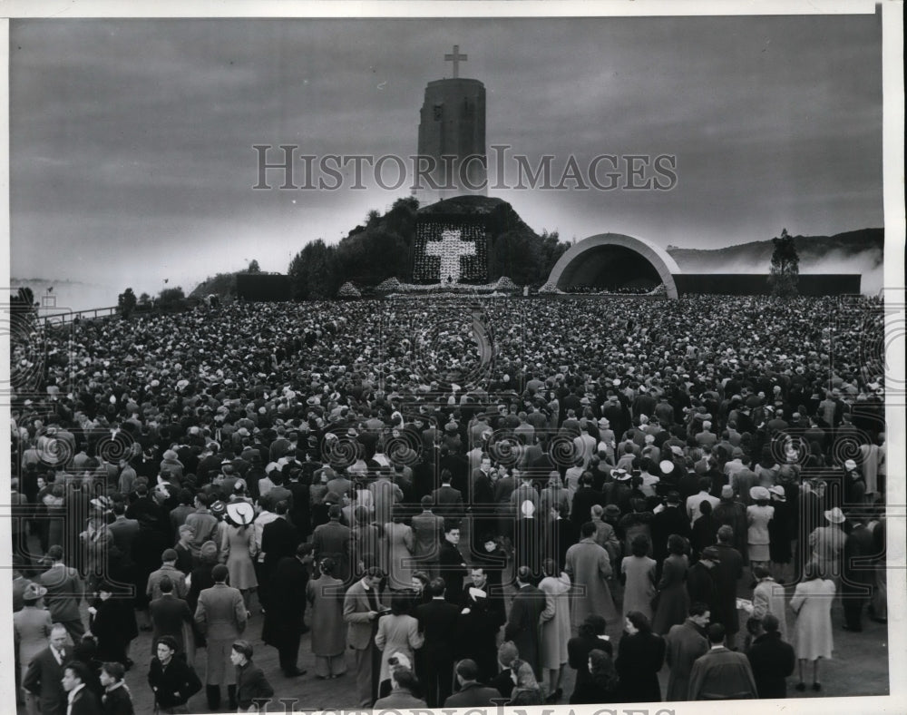 1941 Press Photo 50000 Worshipers Atop Mountain in Glendale Calif Easter Service