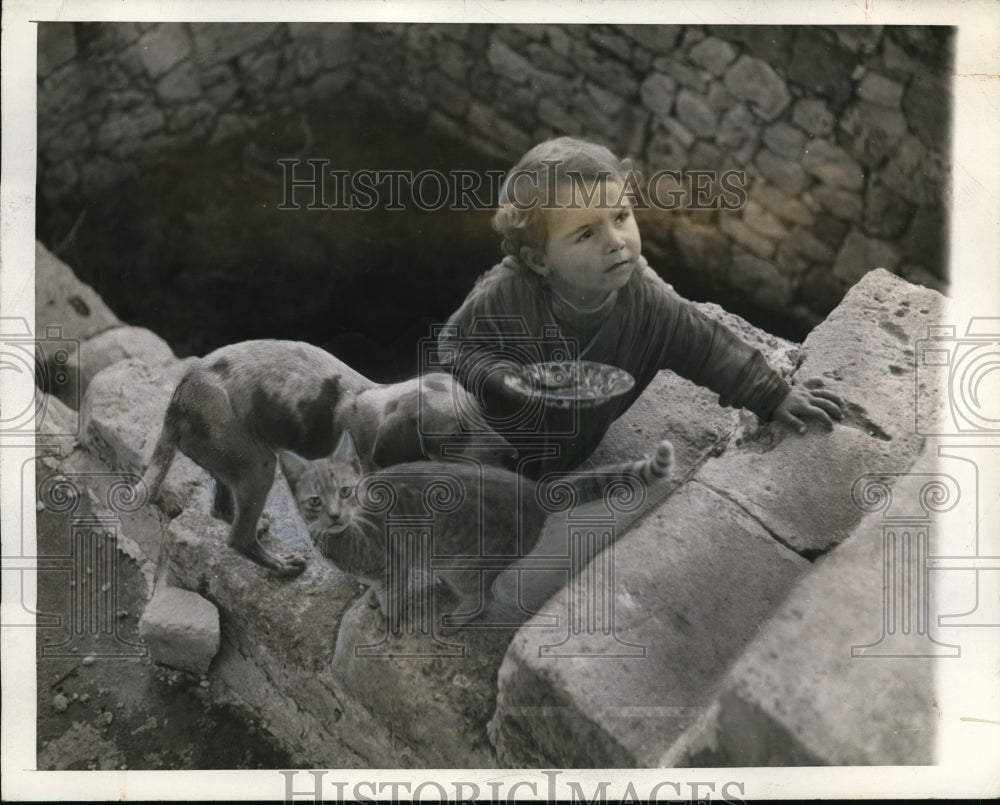 1943 Press Photo Anotnia Vella Farmer Daughter Shares Food with Pets After Bomb