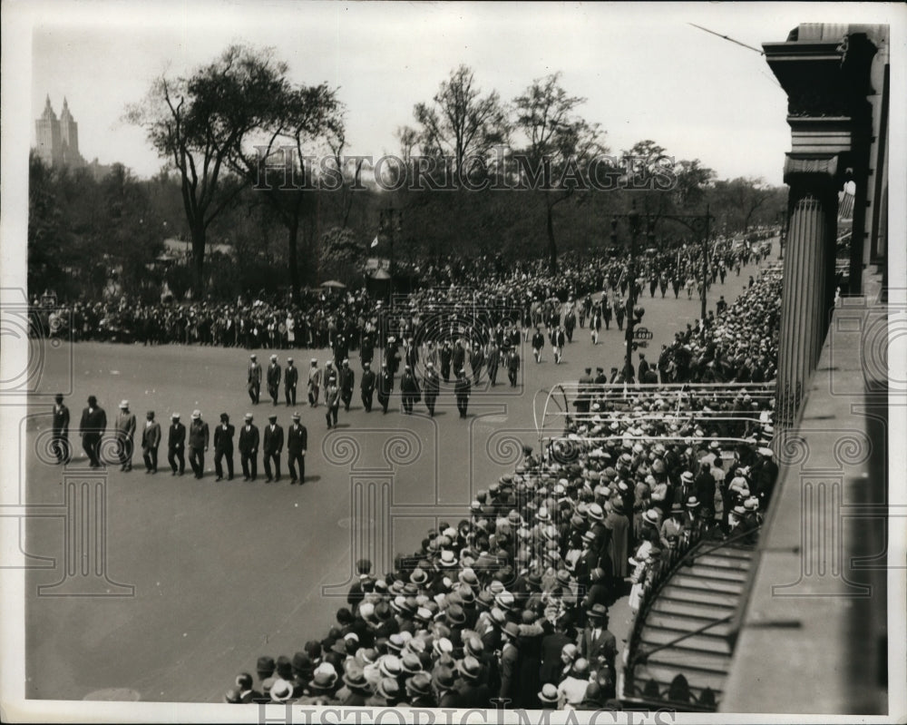 1935 Press Photo View of Beer Parade Passing Sherry Netherland Hotel- Historic Images